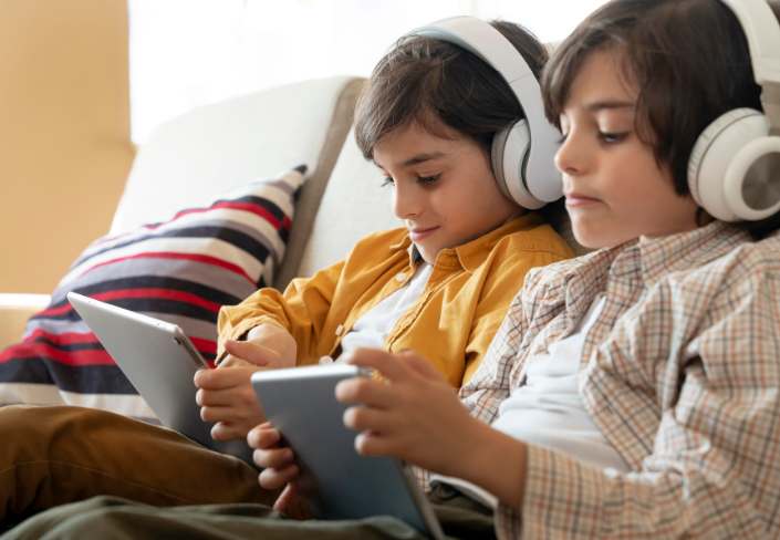 Los efectos del uso de pantallas en el cerebro y el desarrollo de los niños