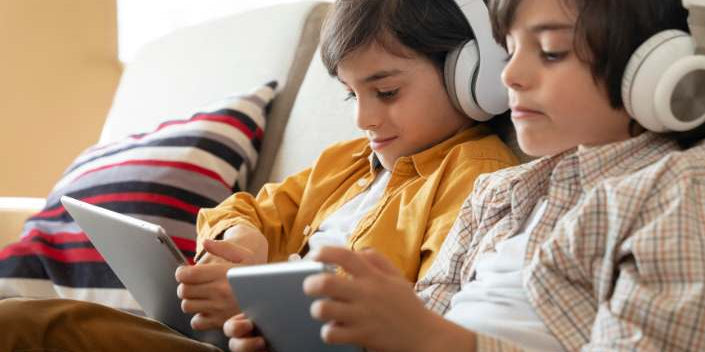 Los efectos del uso de pantallas en el cerebro y el desarrollo de los niños